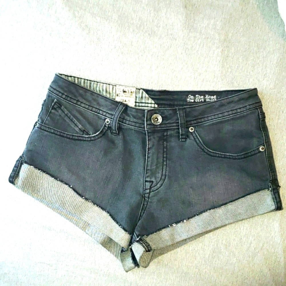 On the road black short. Size 5. Unused